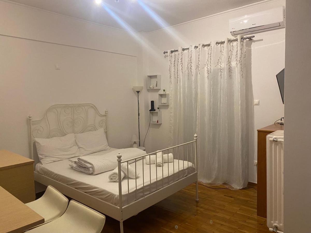 Modern, Ideally Located Studio Apartment アテネ エクステリア 写真