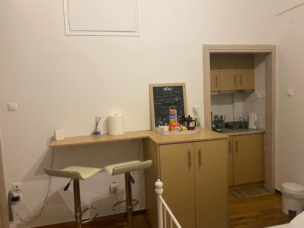 Modern, Ideally Located Studio Apartment アテネ エクステリア 写真