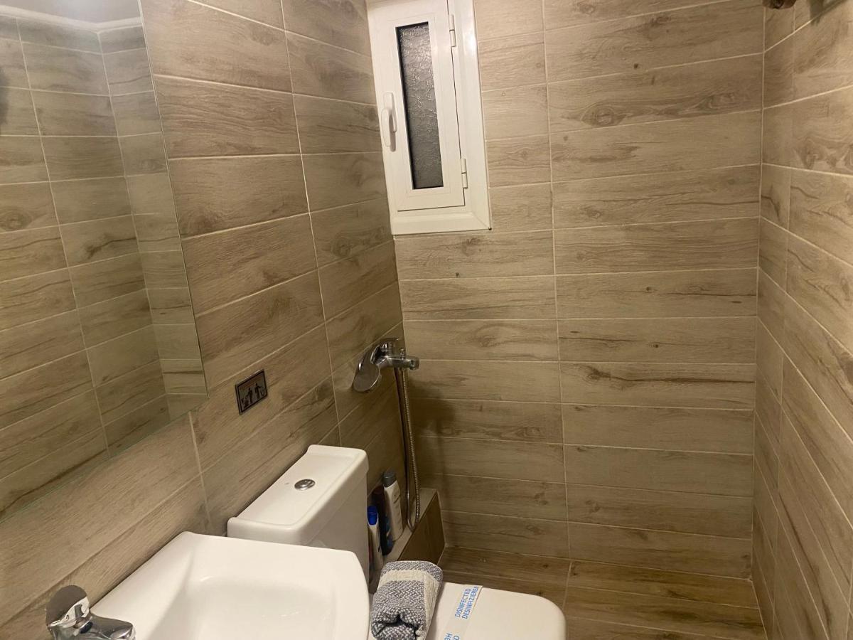 Modern, Ideally Located Studio Apartment アテネ エクステリア 写真