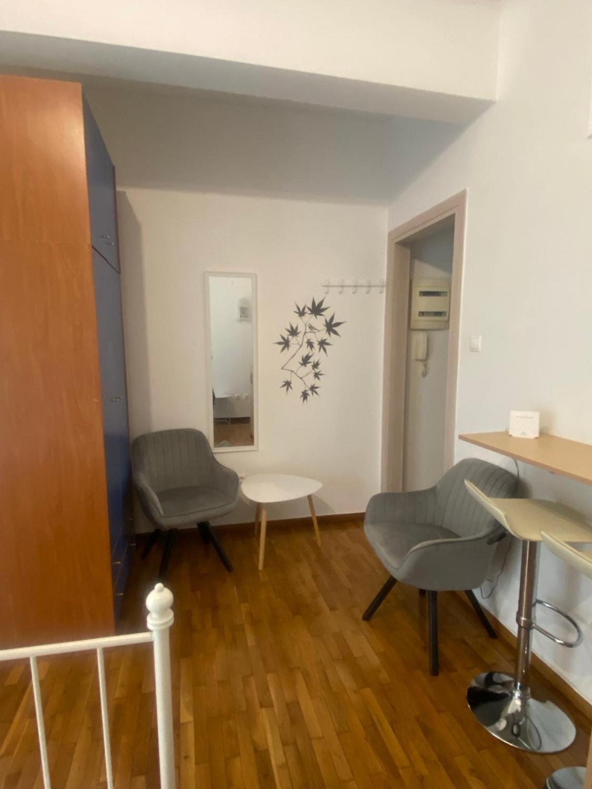 Modern, Ideally Located Studio Apartment アテネ エクステリア 写真