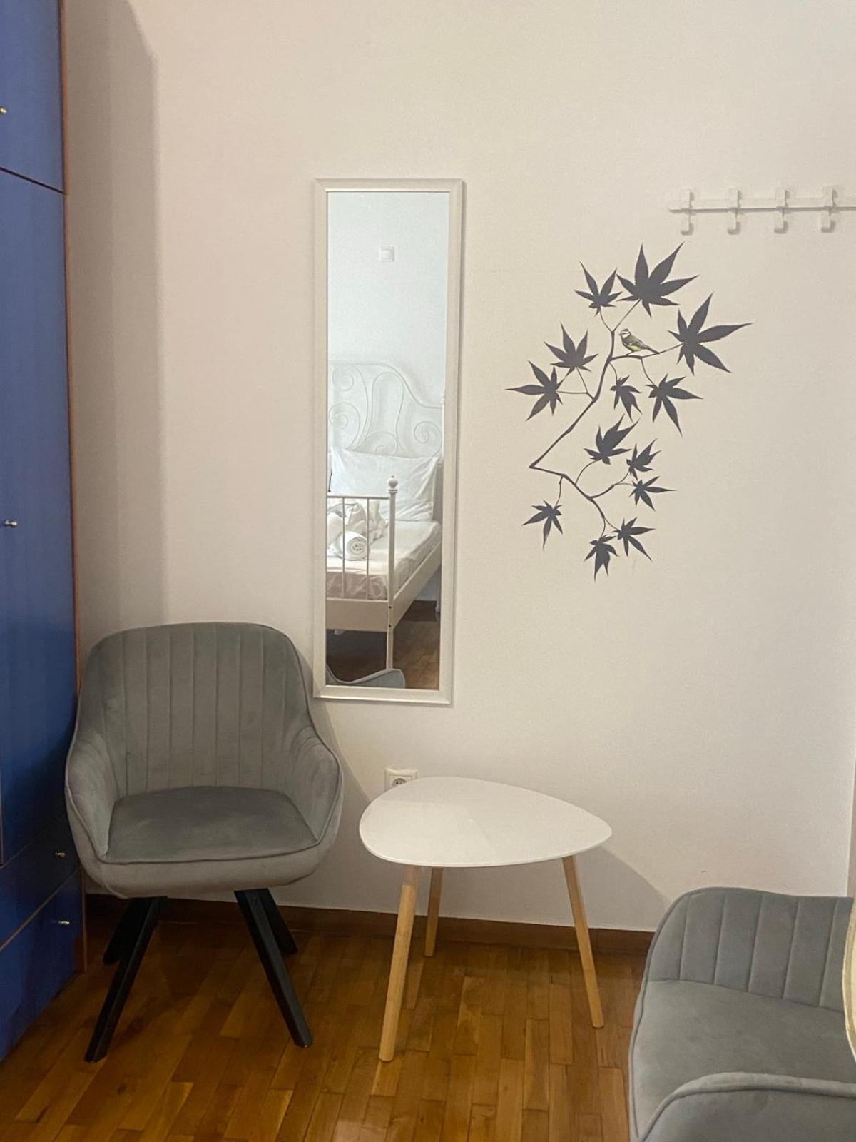 Modern, Ideally Located Studio Apartment アテネ エクステリア 写真