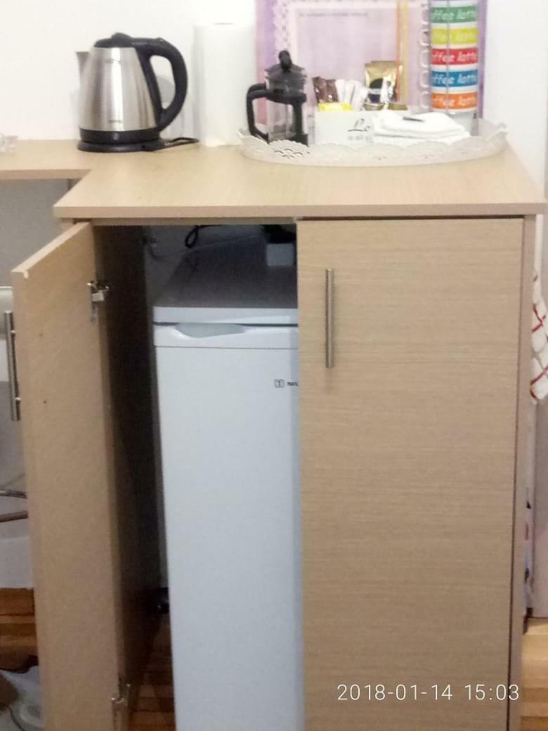 Modern, Ideally Located Studio Apartment アテネ エクステリア 写真