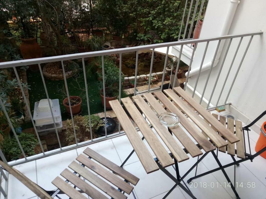 Modern, Ideally Located Studio Apartment アテネ エクステリア 写真