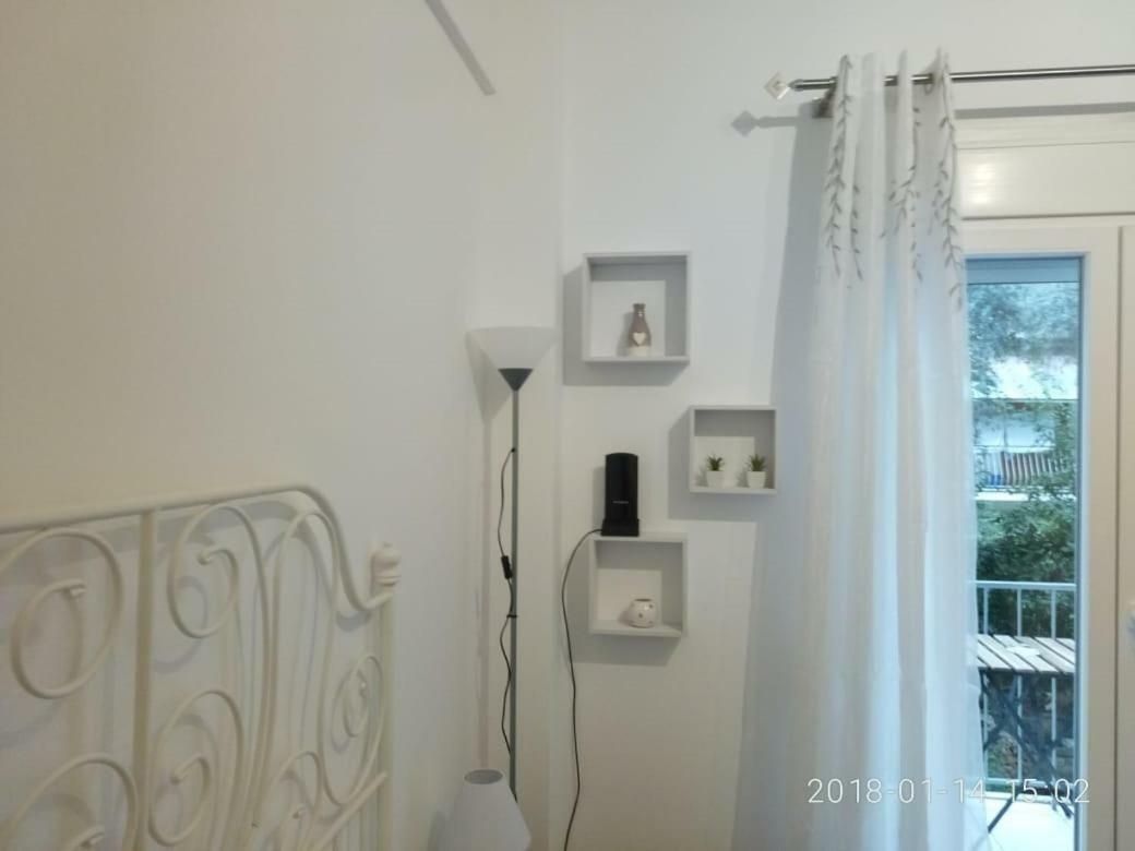 Modern, Ideally Located Studio Apartment アテネ エクステリア 写真