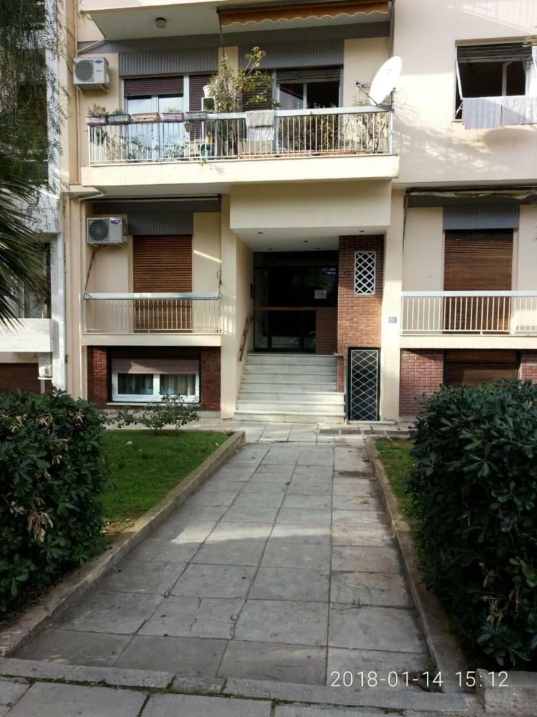 Modern, Ideally Located Studio Apartment アテネ エクステリア 写真