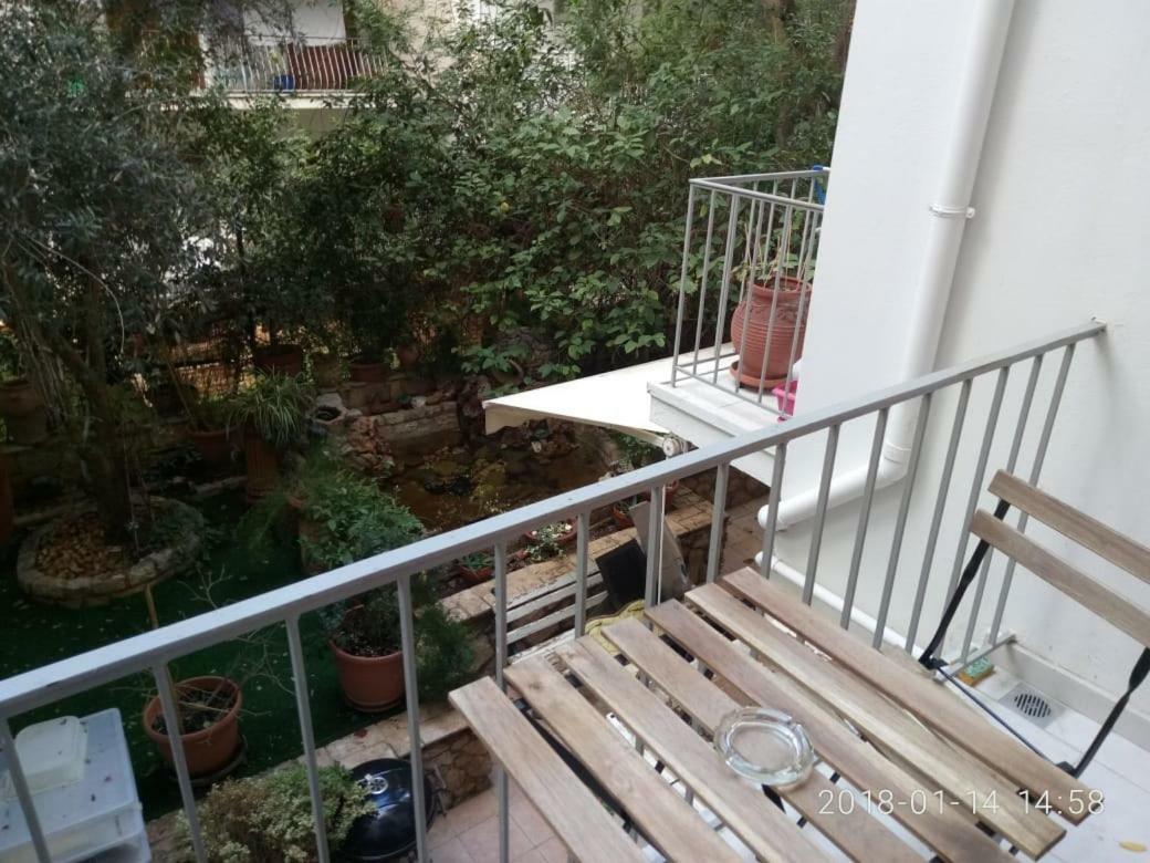 Modern, Ideally Located Studio Apartment アテネ エクステリア 写真