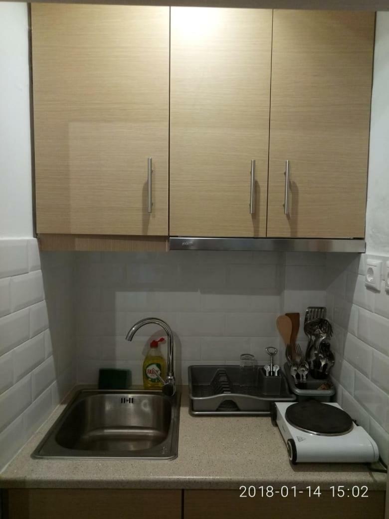 Modern, Ideally Located Studio Apartment アテネ エクステリア 写真